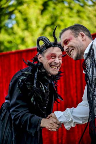 Globe Berlin: Urfaust – Mephisto (Henning Bormann), Faust (Adrian Stowasser)