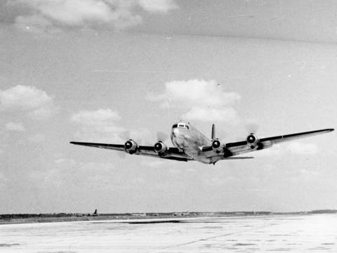 Transportmaschinen wie der C-54 Skymaster machen es möglich, täglich bis zu 8.000 Tonnen an Produktions- und Versorgungsgütern nach Berlin zu bringen.