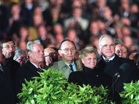 Ehrentribüne bei der Feier zum Tag der Deutschen Einheit vor dem Reichstag in Berlin, 3. Oktober 1990. – Ehrentribüne bei der Feier zum Tag der Deutschen Einheit vor dem Reichstag in Berlin, 3. Oktober 1990.
