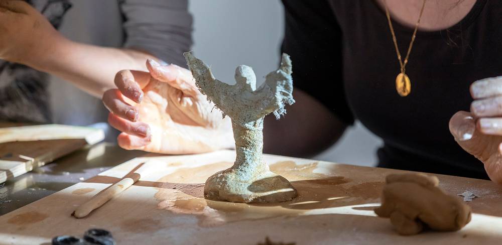 Workshopteilnehmer*innen formen eine Figur