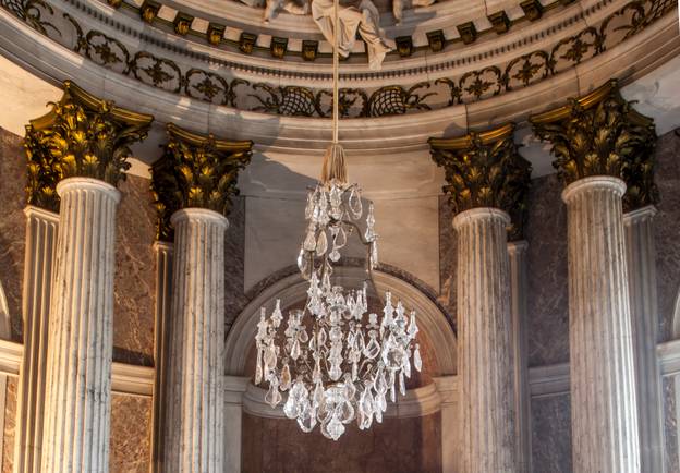 Schloss Sanssouci, Leuchter im Marmorsaal – Schloss Sanssouci, Leuchter im Marmorsaal