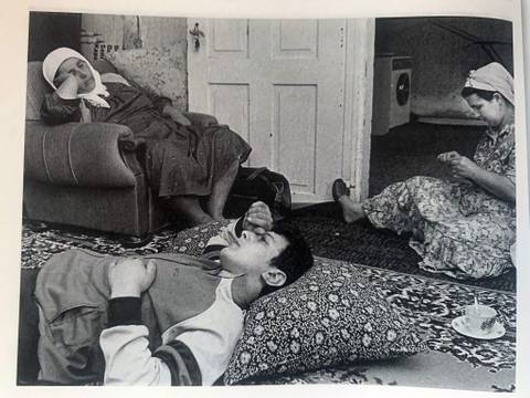 Feierabend nach der Gartenarbeit, Herne, 1985 – Zwei Frauen und ein junger Mann ruhen auf Sessel, Kissen und Boden