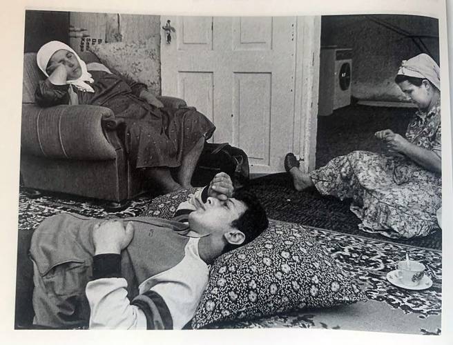 Feierabend nach der Gartenarbeit, Herne, 1985 – Zwei Frauen und ein junger Mann ruhen auf Sessel, Kissen und Boden