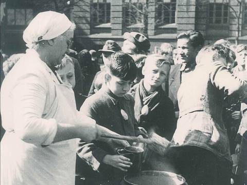 Schulspeisung in Reinickendorf in der Nachkriegszeit, um 1945, Foto Eva Szardenings © Archiv Museum Reinickendorf – Schulspeisung in Reinickendorf in der Nachkriegszeit, um 1945, Foto Eva Szardenings © Archiv Museum Reinickendorf