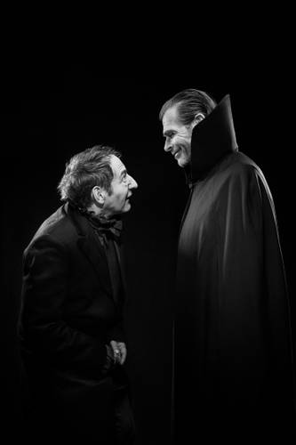 Tonio Arango und Boris Aljinović sind Dracula und sein Lakai Igor. – Zwei Personen stehen sich lächelnd gegenüber; die eine trägt einen langen Umhang mit hohem Kragen, die andere einen Anzug.