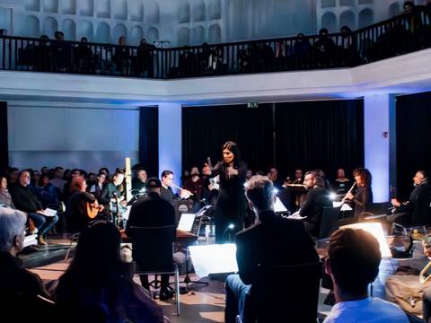 Wie hier im Bild im Silent Green, verwandelt das Trickster Orchestra auch in der Nikolaikirche Architektur in Klang. – Trickster Orchestra während eines Konzerts