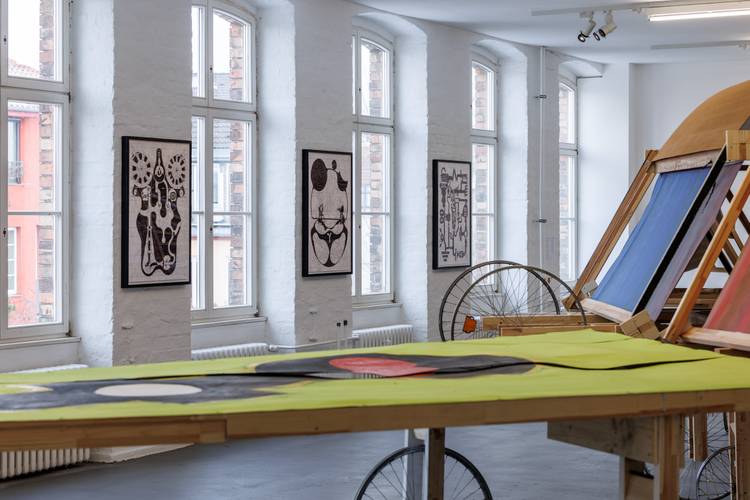 Installationsansicht der Ausstellung Jean Katambayi Mukendi – RATIO in den KW Institute for Contemporary Art, Berlin 2026. Courtesy der Künstler. Foto: Frank Sperling.