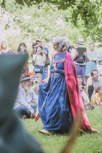 Eine Adlige schreitet durch die Menge. – Eine Adlige schreitet im Museumsdorf Düppel durch eine Menschenmenge.