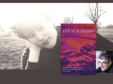 Simon Reynolds präsentiert: Still in a Dream. Shoegaze, Grunge, Dreampop und die Neuerfindung des Rock 1984–1994 – Schwarz-weiß-Bild einer nachdenklichen Person im Gras, daneben ein Buchcover: "simon reynolds still in a dream" und Text über Rock 1984-1994.