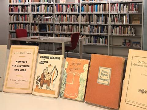 Eine Auswahl von Büchern in der JMB-Bibliothek – Ein Foto von sechs alten Büchern in der Bibliothek des Jüdischen Museum Berlin.