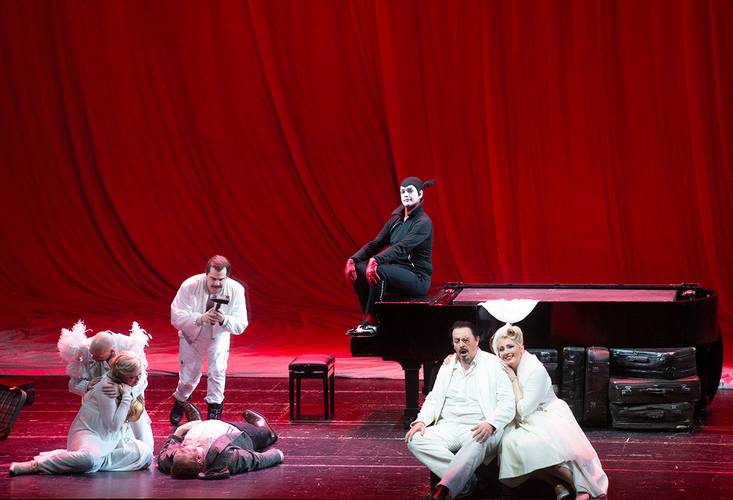 Das Rheingold – Attilio Glaser als Froh, Flurina Stucki als Freia, Thomas Lehman als Donner, Thomas Blondelle als Loge, Iain Paterson als Wotan, Annika Schlicht als Fricka Bernd Uhlig