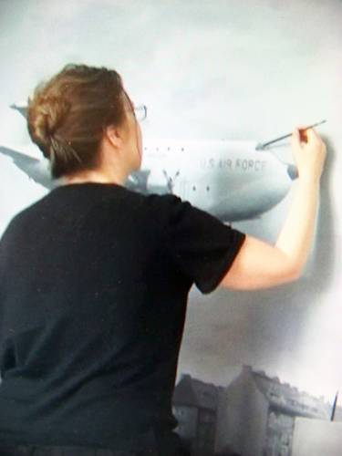 Dr. Iris Ulbricht im Atelier. – Frau malt Flugzeug.