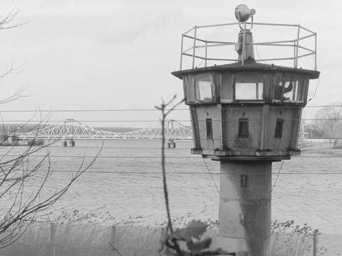 Ufer Park Babelsberg mit Wachturm und Blick auf Glienicker Brücke