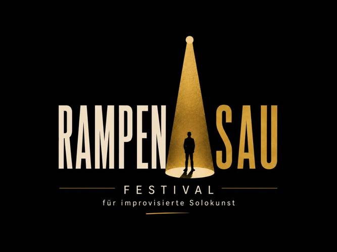 RAMPENSAU Festival für improvisierte Solokunst – Schwarzer Hintergrund, goldener Schriftzug: RAMPENSAU. Darunter Text: FESTIVAL für improvisierte Solokunst. Silhouette einer Person im Scheinwerferlicht.