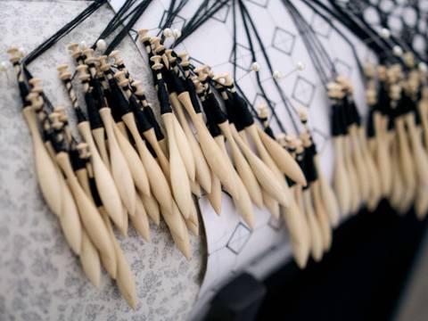 Die Initiative Fashion x Craft des Fashion Council Germany vermittelt jungen Designer*innen traditionelle Handwerkskünste wie das Klöppeln.