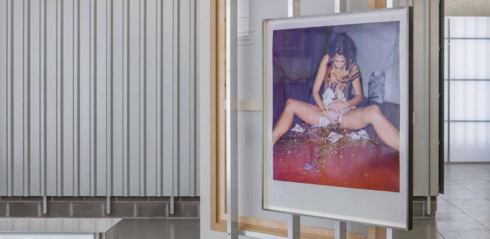 Ausstellungsansicht „Tausendmal Berlin. Die Sammlung Hamburger Bahnhof – Nationalgalerie der Gegenwart“, Hamburger Bahnhof – Nationalgalerie der Gegenwart, 12.06.2026 bis auf Weiteres, Abgebildet: Tracey Emin, I’ve got it all, 2000
