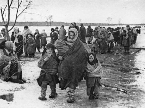 Marija Rytschankowa mit ihren drei Kindern nach der Befreiung des Lagers Osaritschi, 19. März 1944. Der siebenjährige Sohn Iwan überlebte. Die zweijährige Fenja und die vierjährige Anja starben am 23. und 29. März 1944 an den Folgen der Gefangenschaft.
