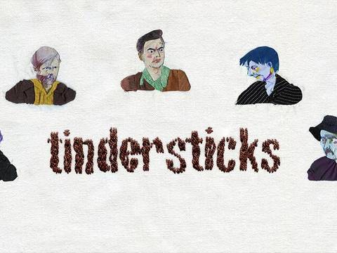  – Fünf gezeichnete Personen im Halbprofil umgeben das Wort "tindersticks" in brauner Schreibschrift auf beigem Hintergrund.
