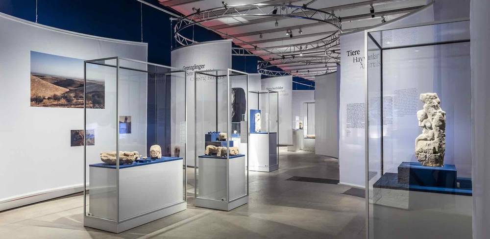 Ansicht der Ausstellung “Gebaute Gemeinschaft. Göbeklitepe, Taş Tepeler und das Leben vor 12.000 Jahren” in der James-Simon-Galerie, Museumsinsel Berlin