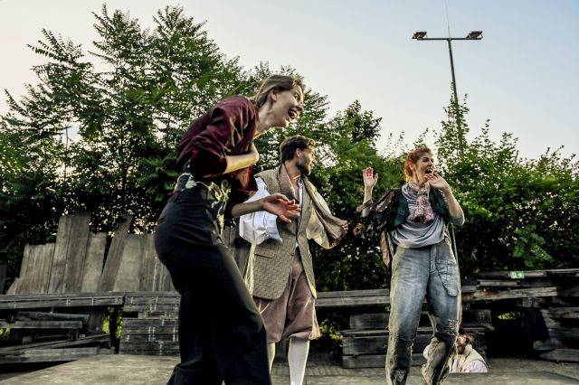 Globe Berlin: Was Ihr wollt – Nadja Schimonsky (Maria), Benjamin Krüger (Toby), Wiebke Action (Feste)
