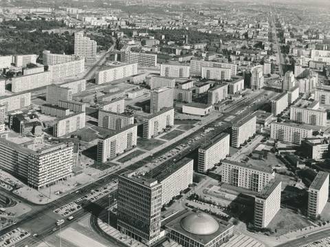 Rolf Vetter, Karl-Marx-Allee zwischen Alexanderplatz und Strausberger Platz, 1970 – Schwarz-Weiß-Fotografie der Karl-Marx-Allee von oben
