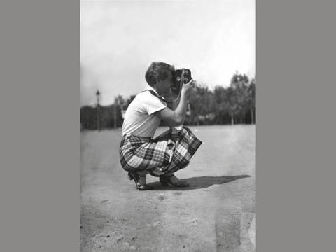 Ella Bergmann-Michel mit ihrer Kinamo-Filmkamera, 1932