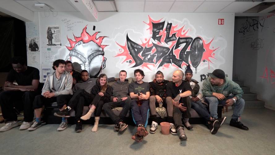 Filmstill aus dem Film "Familie sein." – Filmstill aus dem Film "Familie sein". Eine Gruppe sitzt zusammen auf dem Sofa.