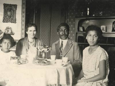 Mandenga und Emilie Diek mit ihren Töchtern Dorothea und Erika, Privatbesitz Reiprich, 1920er Jahre – Mandenga und Emilie Diek mit ihren Töchtern Dorothea und Erika