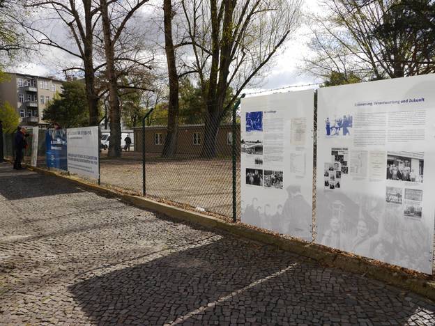 Erste Tafeln der Ausstellung "Zwangsarbeit in Berlin 1938-1945" am Zaun des Dokumentationszentrums NS-Zwangsarbeit