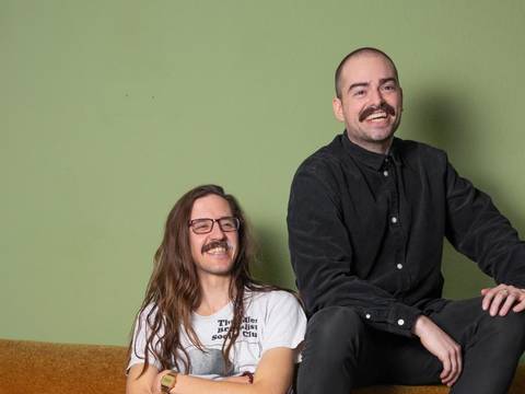  – Bild von Lukas Diestel und Jonathan Löffelbein auf einem Sofa.