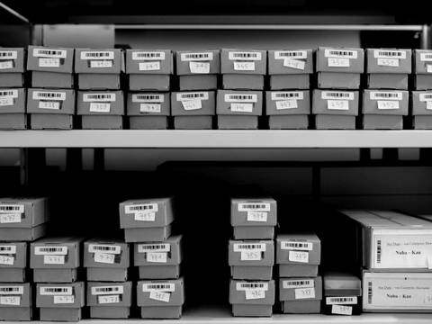 Fotografischer Nachlass Riefenstahl im Depot des Museums für Fotografie, Nuba-Dias in Aufbewahrungsboxen