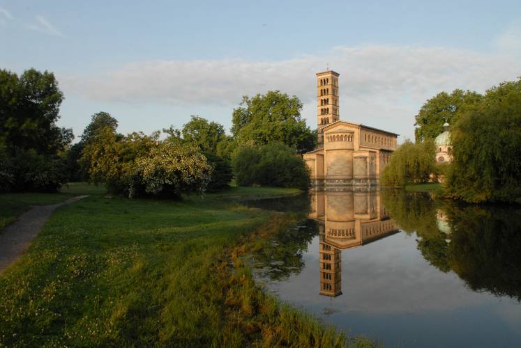 Friedenskirche – Friedenskirche im Park Sanssouci, Blick über den Friedensteich