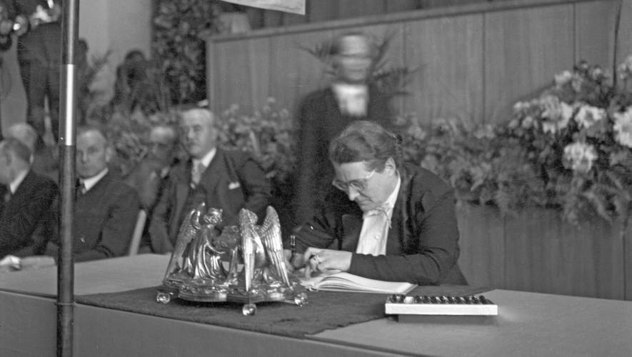 Unterzeichnung des Grundgesetzes durch Helene Wessel (Zentrum), Bonn, 23. Mai 1949