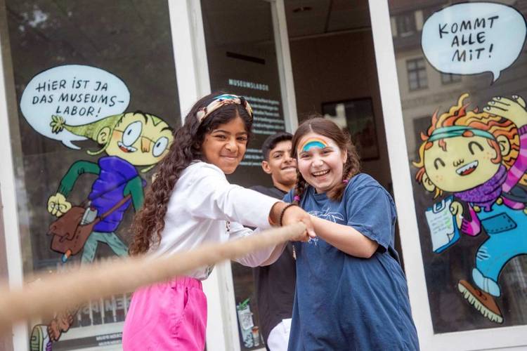 Tauziehen vor dem Museumslabor im Nikolaiviertel. – Kinder beim Tauziehen vor dem Museumslabor im Nikolaiviertel