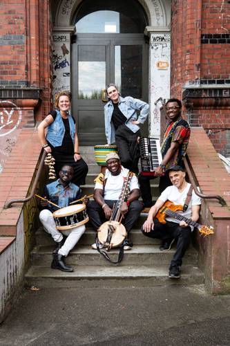 Massa Dembele mit Band