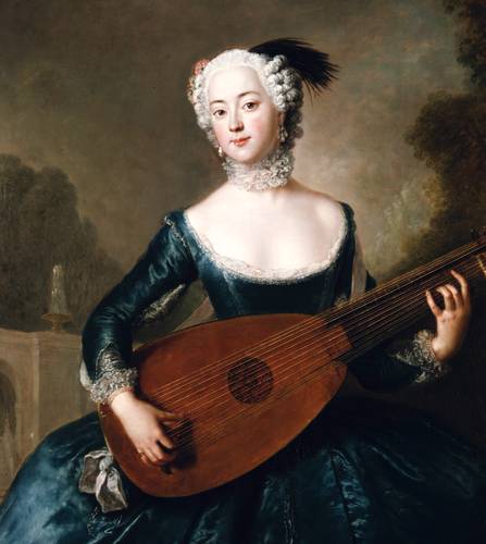 Antoine Pesne, Eleonore von Schlieben-Sanditten, Freifrau von Keyserlingk (1720–1755) – Gemälde einer Frau in blauem Kleid, die Laute spielt. Weiße Perücke, Federschmuck und schöner Garten im Hintergrund. Barocke Malerei.