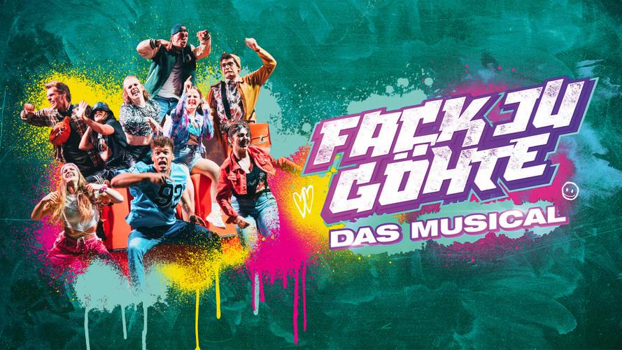 Menschen in bunten Kleidern jubeln vor grafischem Hintergrund. Text: FACK JU GÖHTE DAS MUSICAL.