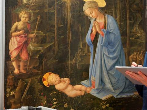 Anja Wolf vor dem Gemälde Maria das Kind verehrend – Die Anbetung im Walde von Filippo Lippi.