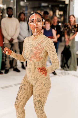 Talks on Curatorial and Artistic Practice: Solvej Helweg Ovesen 3 – “Transpersonal – Jenseits des Ichs" – Tanzperformance von Kristy Nataraja