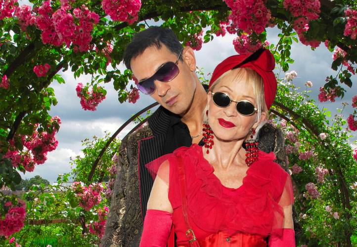 Schwarzblond - 20 Jahre Schwarzblond – Benny Hiller & Monella Caspar unter einer Pergola mit Rosen