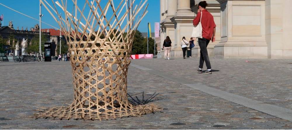 Gestaltungselement "Geschichte(n) Tansanias" vor dem Humboldt Forum, Nahaufnahme – Gestaltungselement "Geschichte(n) Tansanias" vor dem Humboldt Forum, Nahaufnahme