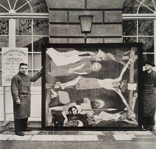 Zwei Angestellte des Kunstdienstes präsentieren Emil Noldes „Kreuzigung“, 1912, Öl/Leinwand, 220,5 × 193,5 cm (Wvz. Urban 477) vor dem Schloss Schönhausen, Foto: Günter Ranft (vermutlich) – Zwei Angestellte des Kunstdienstes präsentieren Emil Noldes „Kreuzigung“, 1912, Öl/Leinwand, 220,5 × 193,5 cm (Wvz. Urban 477) vor dem Schloss Schönhausen, Foto: Günter Ranft (vermutlich)