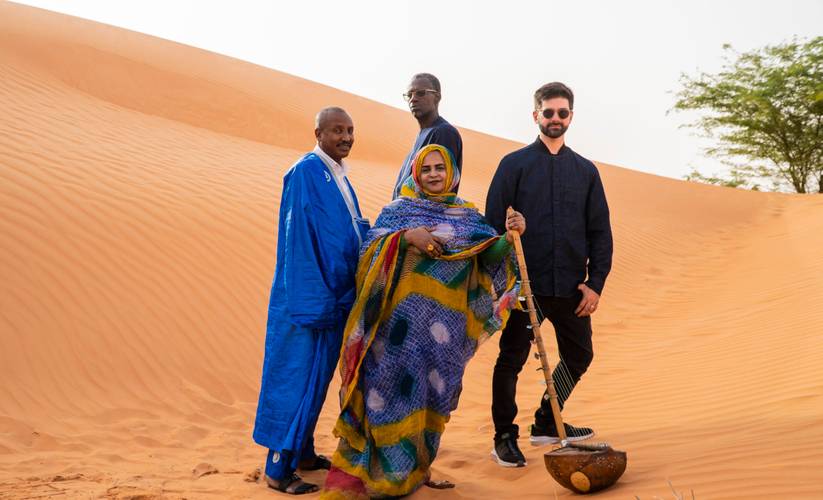 Noura Mint Seymali mit Band