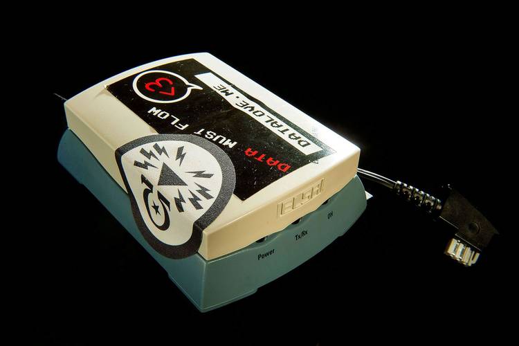 Modem MicroLink aus dem Besitz eines Netzaktivisten, 1990er-Jahre – Modem MicroLink aus dem Besitz eines Netzaktivisten, 1990er-Jahre © SDTB / Foto: C. Kirchner