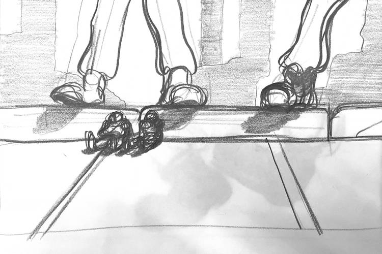 Peter Wächtler, Ohne Titel (Ständig), 2026 – Schwarz-Weiß-Zeichnung von zwei Schuhen auf einem Bordstein, dunkle Schattierungen und Linien um Schuhspitzen und Schlagschatten, skizzenhaft ausgeführt.