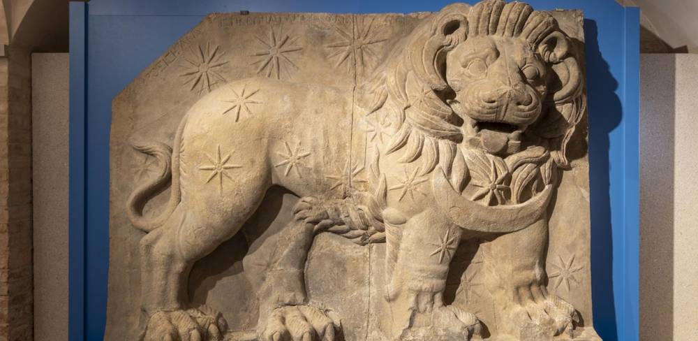 Gipskopie des Löwenhoroskops von Nemrut Dağı in der Ausstellung