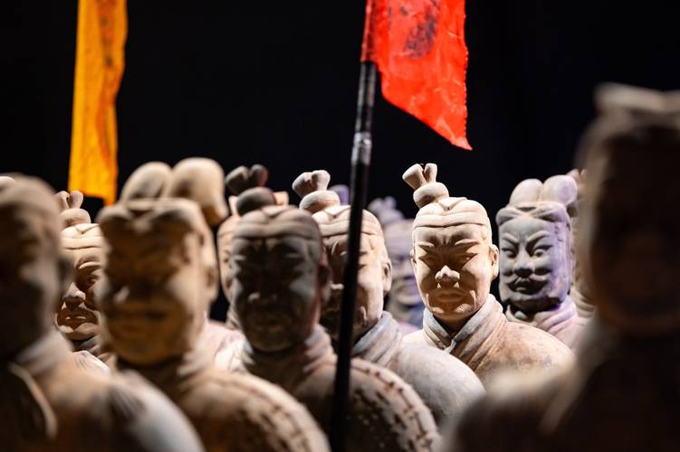 Figuren der Terrakotta-Armee stehen in der Ausstellung "Die Terrakotta Armee" (Archiv)