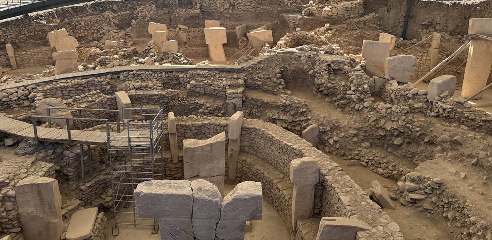 Göbeklitepe, Gebäude C im Vordergrund und B im Hintergrund , 9500 – 7800 v. Chr.