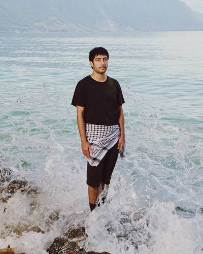 It Takes a Broken Voice 2 – Foto des Künstlers, von Wasser umgeben.