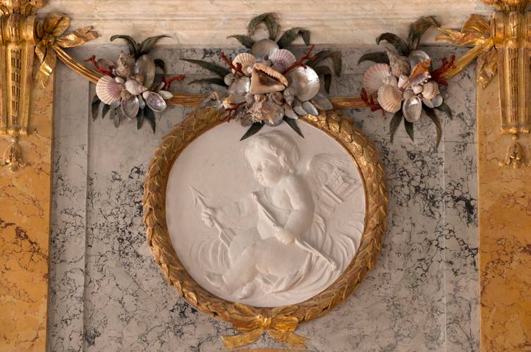 Schloss Rheinsberg, Flachrelief mit Puttenszene an der oberen Westwand des Muschelsaals – Flachrelief mit Puttenszene an der oberen Westwand des Muschelsaals im Schloss Rheinsberg